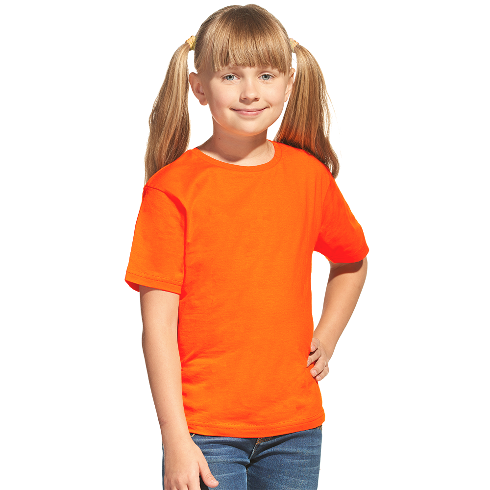 Мальчик в оранжевой футболке